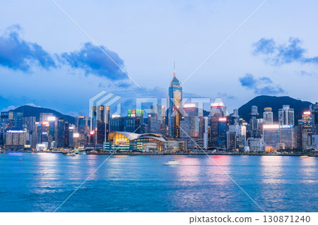 黃昏時的香港維多利亞港(香港島一側) 黃昏時的香港維多利亞港(香港島一側) 130871240