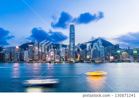 黃昏時的香港維多利亞港(香港島一側) 黃昏時的香港維多利亞港(香港島一側) 130871241
