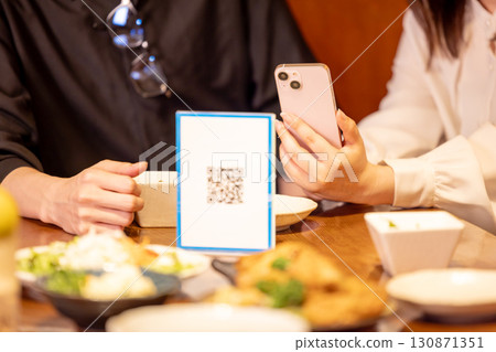 Izakaya: Customers ordering via mobile order 130871351