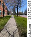 陽光明媚的郊區一條安靜的人行道 130871495