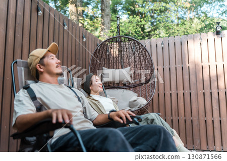 別墅或小屋的木質甲板上的森林浴和躺椅、露天浴池、情侶森林療法 130871566