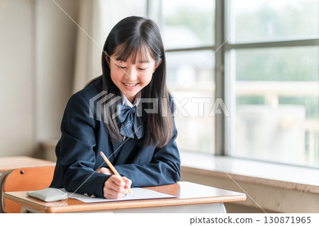 在學校教室和補習班參加考試的小學、國中和高中女生 130871965
