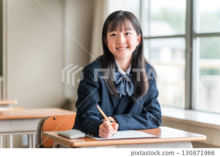 在學校教室和補習班參加考試的小學、國中和高中女生 在學校教室和補習班參加考試的小學、國中和高中女生 130871966