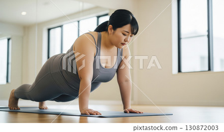 做瑜珈練習的胖女人 130872003