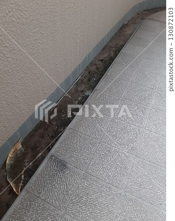 髒兮兮的陽台 陽台上有污垢 130872103