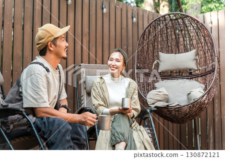 喜歡露營、豪華露營、度假屋和私人住所的情侶 喜歡露營、豪華露營、度假屋和私人住所的情侶 130872121