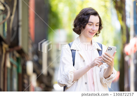 入境:東京街頭行走的外國女性 入境:東京街頭行走的外國女性 130872257