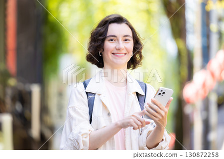 入境：東京街頭行走的外國女性 130872258