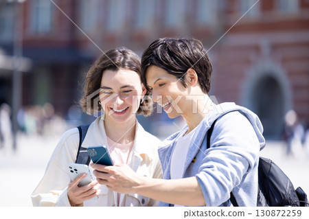 入境：外國人一邊看智慧型手機一邊在東京閒逛 130872259