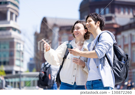 入境：外國人一邊看智慧型手機一邊在東京閒逛 130872260