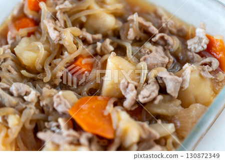 準備好的Nikujaga放入儲存容器中 準備好的Nikujaga放入儲存容器中 130872349