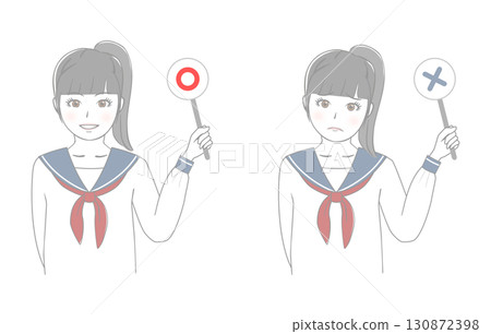 一名女學生拿著對勾和十字標記板 一名女學生拿著對勾和十字標記板 130872398