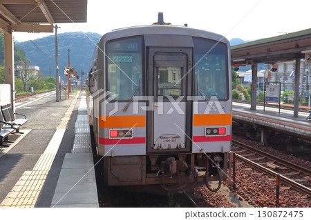 停泊在 JR 和智頭急行佐用站(兵庫縣佐用町)的 Kiha 120 系列列車 停泊在 JR 和智頭急行佐用站(兵庫縣佐用町)的 Kiha 120 系列列車 130872475