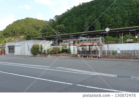 Sayo Station, a joint station between JR and Chizu Express, and Kiha 120 series (Sayo Town, Hyogo Prefecture) Sayo Station, a joint station between JR and Chizu Express, and Kiha 120 series (Sayo Town, Hyogo Prefecture) 130872478