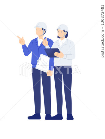 一名男女工人在建築工地開會並檢查 130872483