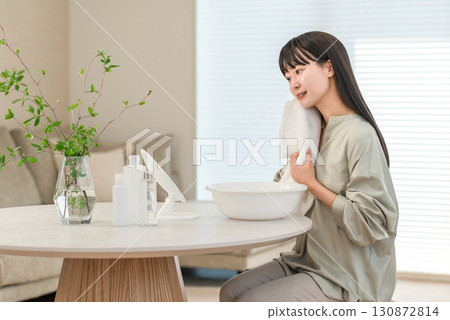 年輕的亞洲女人洗臉並用毛巾擦乾（洗臉） 130872814
