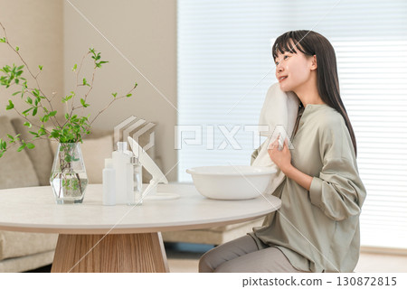 年輕的亞洲女人洗臉並用毛巾擦乾(洗臉) 年輕的亞洲女人洗臉並用毛巾擦乾(洗臉) 130872815