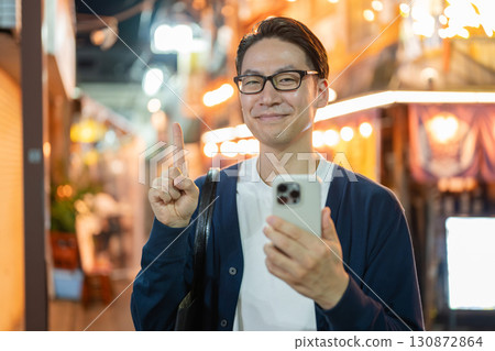 一個男人用智能手機 一個男人用智能手機 130872864