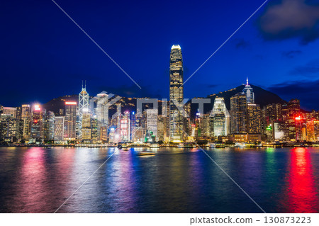 香港維多利亞港的夜景(香港島一側) 香港維多利亞港的夜景(香港島一側) 130873223