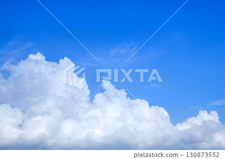 清爽的夏日景色，湛藍的天空，上升的積雨雲，蓬鬆的積雨雲。 130873552