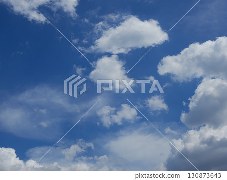 藍天白雲美麗的夏日風景 藍天白雲美麗的夏日風景 130873643