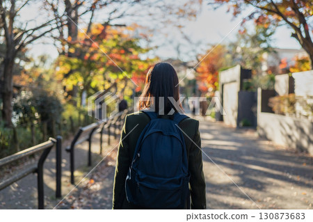 一位婦女走過秋葉小鎮的背影 130873683