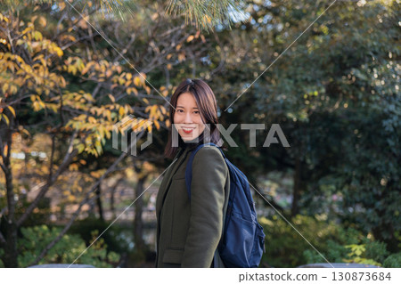 秋季公園裡微笑女人的畫像 130873684