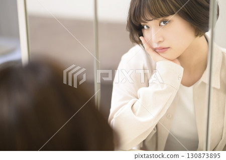 化妝女人的鏡子肖像 化妝女人的鏡子肖像 130873895