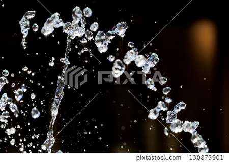 噴霧漂浮在空中的瞬間的慢動作圖像 130873901