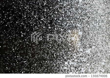 噴霧漂浮在空中的瞬間的慢動作圖像 130874006