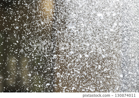 噴霧漂浮在空中的瞬間的慢動作圖像 130874011