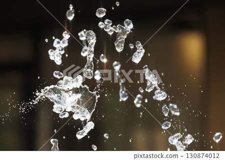 噴霧漂浮在空中的瞬間的慢動作圖像 130874012