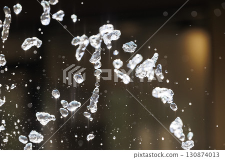 噴霧漂浮在空中的瞬間的慢動作圖像 130874013