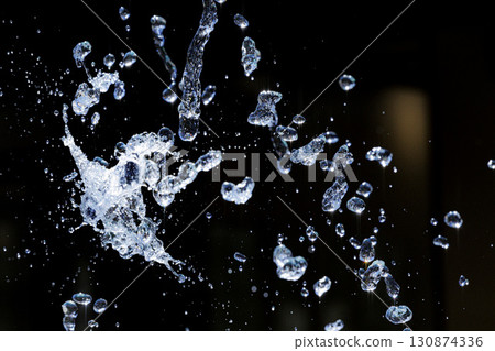 噴霧漂浮在空中的瞬間的慢動作圖像 130874336