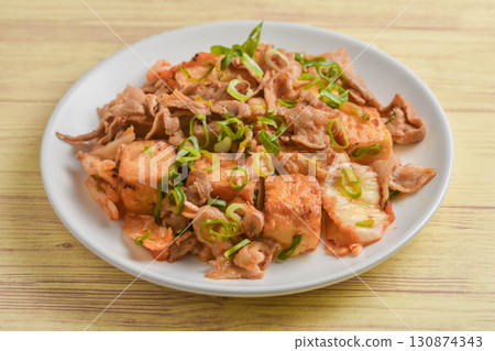 炒豬肉、炸豆腐和泡菜 炒豬肉、炸豆腐和泡菜 130874343
