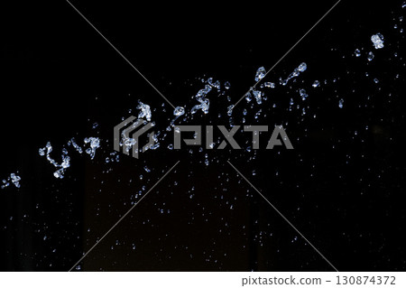 噴霧漂浮在空中的瞬間的慢動作圖像 130874372