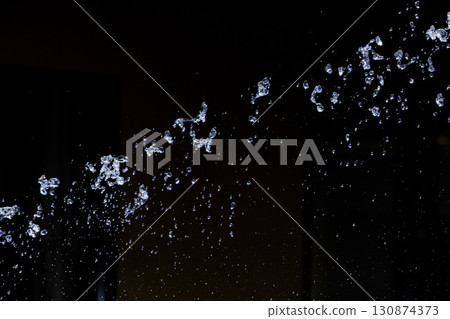 噴霧漂浮在空中的瞬間的慢動作圖像 130874373