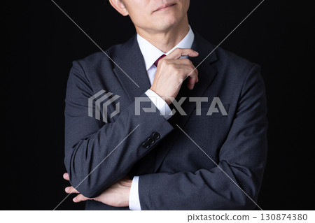 一位穿著西裝的中年男性商人思考 一位穿著西裝的中年男性商人思考 130874380
