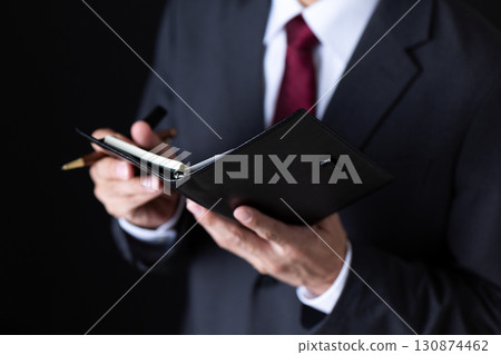 穿著西裝的中年男性商人正在看筆記本 130874462