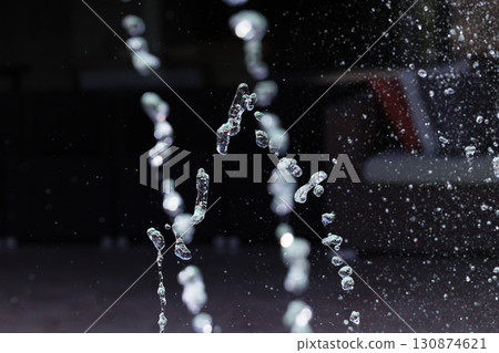 噴霧漂浮在空中的瞬間的慢動作圖像 130874621