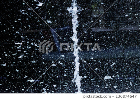 噴霧漂浮在空中的瞬間的慢動作圖像 130874647