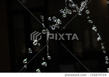 噴霧漂浮在空中的瞬間的慢動作圖像 130874724