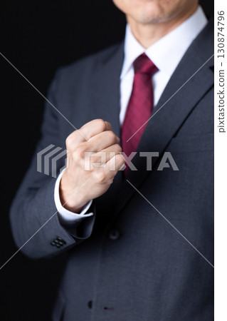 穿著西裝的中年男性商人揮拳 穿著西裝的中年男性商人揮拳 130874796