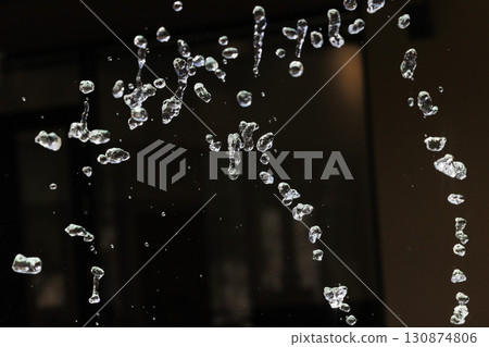 噴霧漂浮在空中的瞬間的慢動作圖像 噴霧漂浮在空中的瞬間的慢動作圖像 130874806