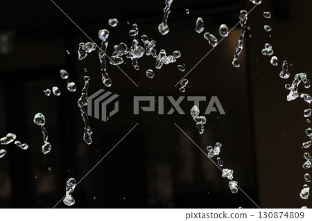 噴霧漂浮在空中的瞬間的慢動作圖像 噴霧漂浮在空中的瞬間的慢動作圖像 130874809