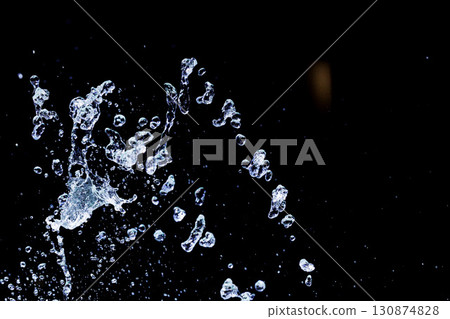 噴霧漂浮在空中的瞬間的慢動作圖像 130874828