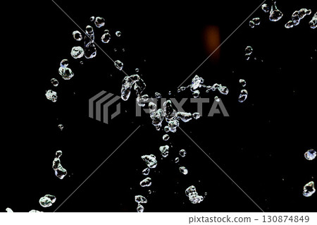 噴霧漂浮在空中的瞬間的慢動作圖像 130874849