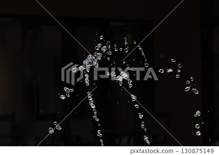 噴霧漂浮在空中的瞬間的慢動作圖像 130875149