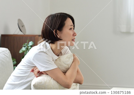 一個女人在看電視 130875186