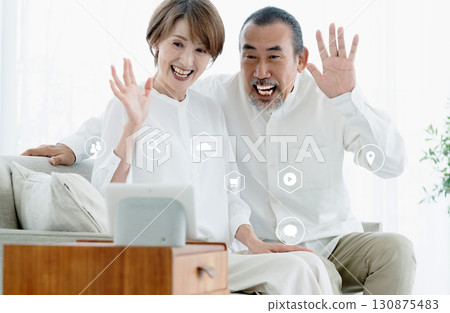 一對老年夫婦正在使用 DX 服務 130875483